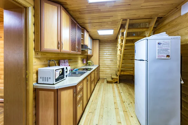 Grodno, Beyaz Rusya - Ağustos, 2019: ahşap mobilyalı eko mutfağın iç mekan