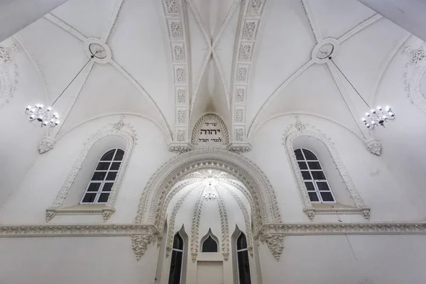 GRODNO, BELARUS - JULHO 2019: elementos ecléticos do interior de uma grande sinagoga judaica coral — Fotografia de Stock