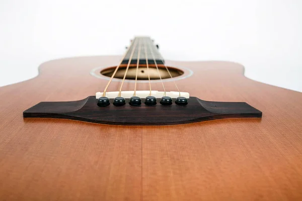 Trä konsistens av nedre däck sex strängar akustisk gitarr på vit bakgrund. gitarr form — Stockfoto