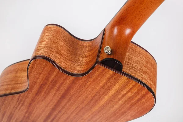 Beyaz arka planda altı dizeleri akustik gitar alt güverte ahşap doku. gitar şekli