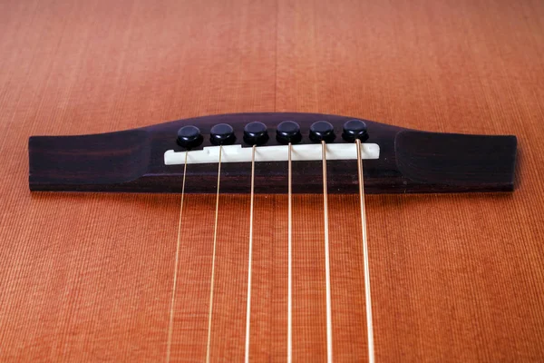 Beyaz arka planda altı dizeleri akustik gitar alt güverte ahşap doku. gitar şekli