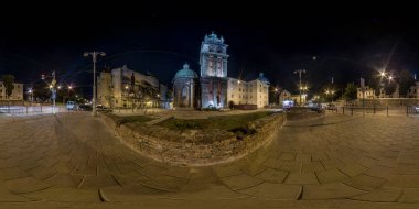Lviv, Ukrayna - Ağustos 2019: Tam küresel dikişsiz gece hdri panorama 360 derece equirectangular projeksiyon içinde gotik katolik kilisesi yakınında sokakta, zenith ve nadir ile Vr içerik