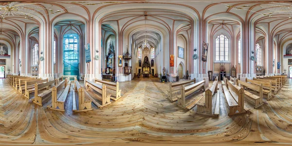 立陶宛德鲁斯凯宁凯 - 2019 年 8 月：哥特式天主教教堂内部 360 度全景 360 度，以矩形投影形式，Vr 内容与天顶和底 — 图库照片
