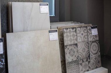 Grodno, Beyaz Rusya - Haziran 2019: iç modern showroom dükkanı içinde seramik karo ve doğal taş satırları