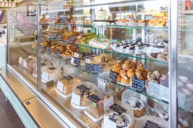 Grodno, Beyaz Rusya - Ağustos 2019: popüler bir kafede turta, hamur işleri, dondurma, hamur işleri, waffle, çörek, kek ve diğer tatlılarla dolu kafeterya pencereleri
