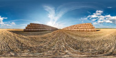 tam doruk ile equirectangular projeksiyon Hay rulo balyaların büyük saman kazık ile hasat alan arasında tam sorunsuz küresel hdri panorama 360 derece açı görünümü. Sığır yatakları