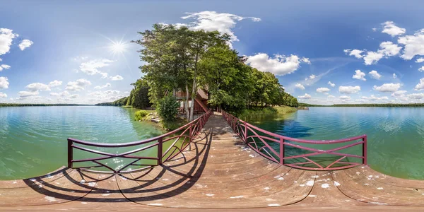 Tam Dikişsiz küresel HDRI Panorama 360 derece açı görünümü büyük göl veya nehir ahşap iskele üzerinde güneşli yaz gününde ve rüzgarlı hava equirectanguler projeksiyon güzel bulutlar ile, VR içerik — Stok fotoğraf