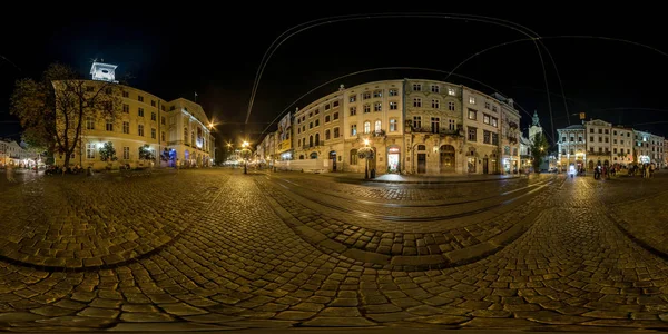 Львов, Украина - АВГУСТА 2019: Полная сферическая бесшовная ночная гидропанорама 360 градусов на рыночной площади в равнопрямоугольной проекции, VR контент с зенитами и надиром — стоковое фото