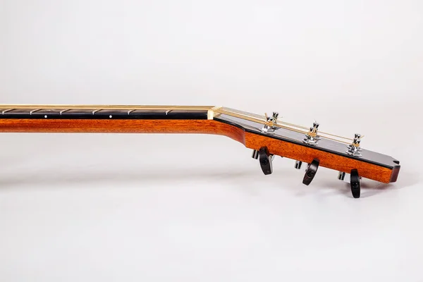 Tuning clavijas en la cabeza de la máquina de madera de seis cuerdas guitarra sobre fondo blanco —  Fotos de Stock