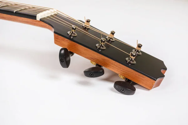 Tuning clavijas en la cabeza de la máquina de madera de seis cuerdas guitarra sobre fondo blanco —  Fotos de Stock