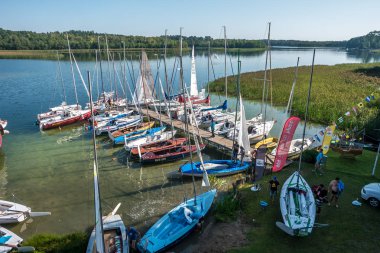 Wigry, Polonya - Ağustos 2019: Birçok yat iskelede durup yarışa hazırlanıyor