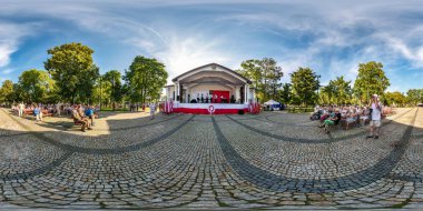 Suwalki, Polonya - Ağustos 2019: Zenith ve nadir ile equirectangular projeksiyon bir konser sırasında şehir parkında tam küresel dikişsiz hdri panorama 360 derece, zenith ile Vr içerik