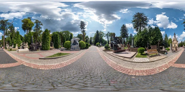 LVIV, UKRAINE - สิงหาคม 2019: พาโนรามา hdri ไร้รอยต่อแบบเต็มรูปแบบ 360 องศาในสนามของสุสาน Lychakiv ในโปรเจคชันสี่เหลี่ยมเท่ากับ Zenith และ nadir เนื้อหา VR กับ Zenith — ภาพถ่ายสต็อก