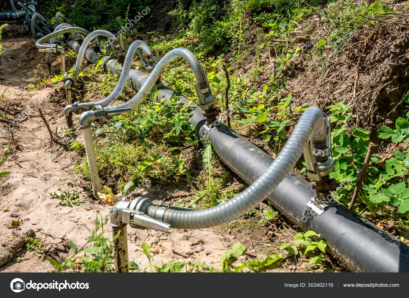 Un Sistema De Tuberías De Drenaje De Agua De Lluvia Bajo Un Pavimento  Peatonal Imagen de archivo - Imagen de cubierta, metal: 168040891, image size:1600x1167