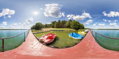 tam dikişsiz küresel hdri panorama 360 derece açı görünümü büyük göl veya nehir ahşap iskele üzerinde renkli eski vintage plastik katamaran ve tekneler ile equirectangular projeksiyon, Vr içerik