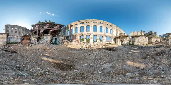 Panorama hdri pieno sferico senza soluzione di continuità 360 gradi vista ad angolo strutture in calcestruzzo di edificio abbandonato in rovina della fabbrica di cemento in proiezione equirettangolare, VR AR contenuto — Foto Stock