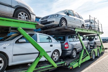 Zelva, Beyaz Rusya - Eylül 2019: Otoparkta birçok araba yüklü araba taşıyıcı kamyon