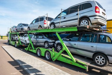 Zelva, Beyaz Rusya - Eylül 2019: Otoparkta birçok araba yüklü araba taşıyıcı kamyon
