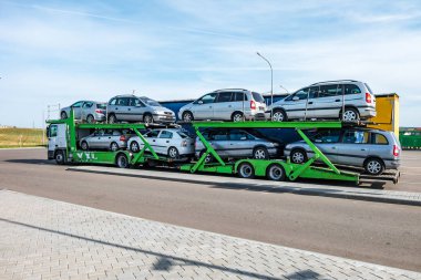 Zelva, Beyaz Rusya - Eylül 2019: Otoparkta birçok araba yüklü araba taşıyıcı kamyon