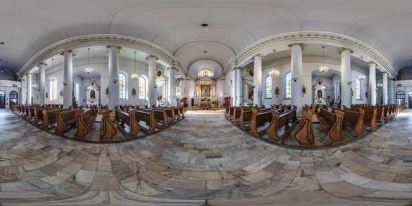 Suwalki, Πολωνία-Μάιος 2019: πλήρες σφαιρικό χωρίς ραφές HDRI πανόραμα 360 μοίρες γωνία στο εσωτερικό του παλαιού καθολικού ναού σε στυλ κλασικισμού σε ισοορθογώνια προβολή, περιεχόμενο VR AR — Φωτογραφία Αρχείου