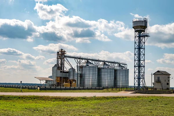 Planta de transformación agrícola para la transformación y silos para el secado cleani — Foto de Stock