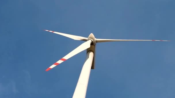 Draaiende Bladen Van Een Windmolen Propeller Blauwe Lucht Achtergrond Windenergie — Stockvideo