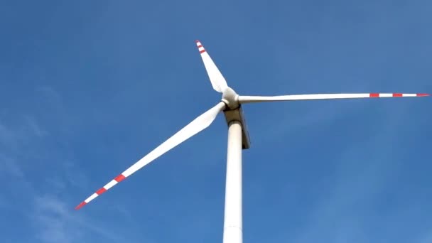 Rotationsflügel Eines Windmühlenpropellers Auf Blauem Himmelshintergrund Windenergie Reine Grüne Energie — Stockvideo