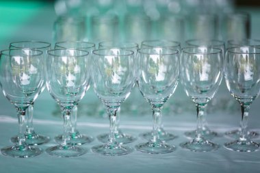 Resepsiyon parti masasında boş bardak bir sürü. Gözlük sırasına yakın akşam yemeği partisi için hizmet hazırlamak