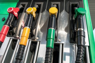 Benzin ve benzin istasyonu. Benzin istasyonunda yakıt ikmali için silahlar. Det