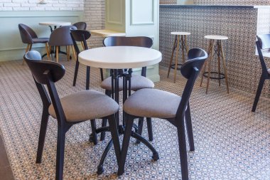 Grodno, Beyaz Rusya - Eylül 2019: ahşap eko masa ve sandalyeler sütunlu bir gençlik kafede