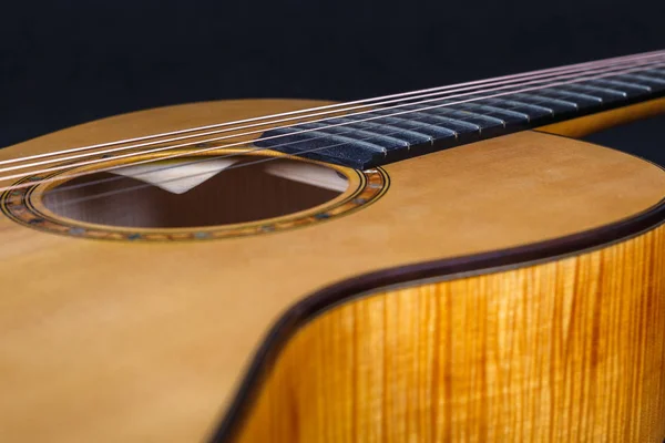 Trä konsistens av nedre däck sex strängar akustisk gitarr på bla — Stockfoto