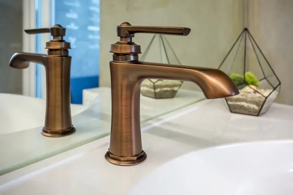 Pahalı loft banyoda musluk ile bakır su musluk lavabo — Stok fotoğraf