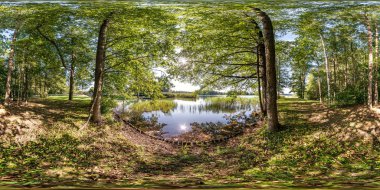 Pürüzsüz küresel hdri panorama 360 derecelik açıyla nehir veya göl kenarındaki orman çalıları arasında yürüme yolu eşdörtgen projeksiyonlu, hazır VR AR sanal gerçeklik içeriği