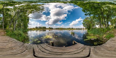tam dikişsiz küresel hdri panorama 360 derece equirectangular projeksiyon, hazır Vr Ar sanal gerçeklik içeriği nehir veya göl yakınındaki orman çalıları arasında ahşap iskele üzerinde açı görünümü