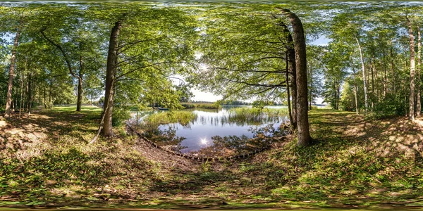 Повна безшовна сферична панорама HDri 360 градусів вигляд на пішохідну пішохідну доріжку серед кущів лісу поблизу річки або озера в рівносторонній проекції, готовий ВР AR зміст віртуальної реальності — стокове фото