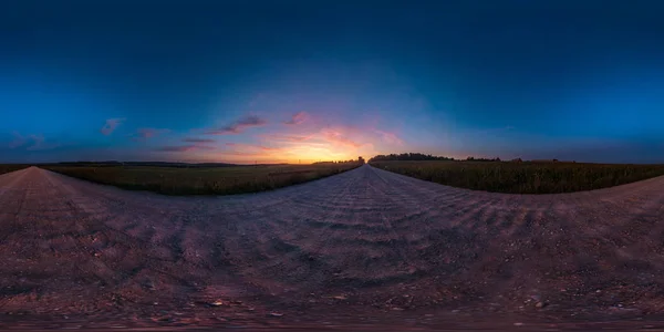 Panorama de hdri esférico sin costura completa 360 grados ángulo de visión en carretera de asfalto entre los campos en la puesta de sol de la noche de verano con nubes impresionantes en proyección equirectangular, listo para realidad virtual VR AR — Foto de Stock
