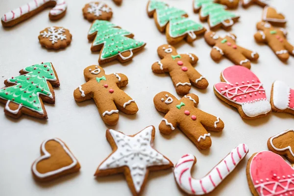 Yıldız şeklinde el yapımı şenlikli zencefilli kurabiye, kar taneleri, insanlar, çorap, personel, eldivenler, Noel ağaçları, xmas ve beyaz kağıt arka plan üzerinde yeni yıl tatili için kalpler