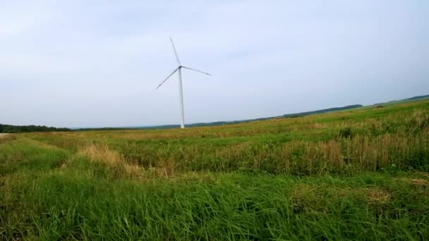 青空の背景のフィールドで風車プロペラの回転ブレード 風力発電 純粋なグリーンエネルギー — ストック動画