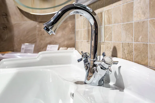 Lavabo rubinetto con rubinetto in costoso bagno soppalco — Foto Stock
