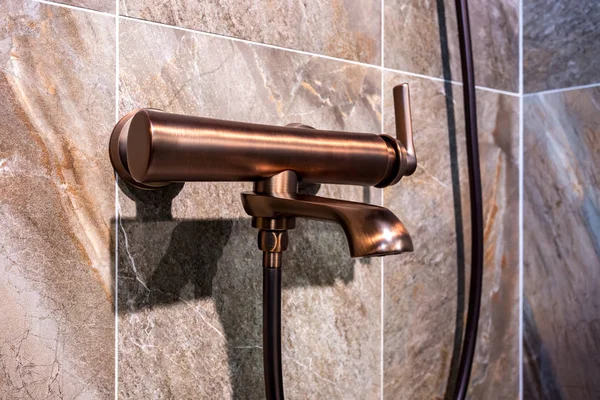 Lavandino rubinetto in rame con rubinetto in costoso bagno soppalco. de — Foto Stock