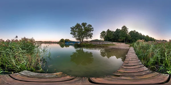 Повна безшовна сферична панорама HDri 360 градусів вигляд на дерев'яний пірс величезного озера або річки вранці з рожевим схід сонця з туманним туманом в рівносторонній проекції, ВР зміст — стокове фото