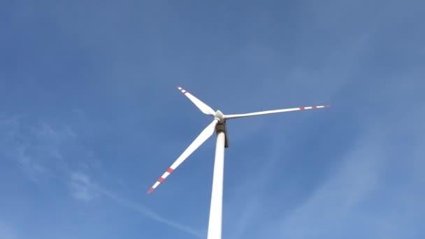 Draaiende Bladen Van Een Windmolen Propeller Blauwe Lucht Achtergrond Windenergie — Stockvideo