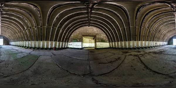 Panorama hdri esférico sem costura 360 graus vista de ângulo dentro do hangar de aeronaves antigas vazias em projeção equiretangular com zênite e nadir, pronto para o conteúdo de realidade virtual AR VR — Fotografia de Stock