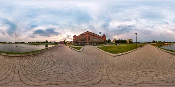 Λήδα, Λευκορωσία-2019 Σεπτεμβρίου: χωρίς συγκόλληση σφαιρικό HDRI πανόραμα 360 μοίρες γωνία κοντά αναπαλαιωμένο κάστρο κοντά στη λίμνη ισοορθογώνια προβολή με Ζενίθ και ναδίρ, για VR περιεχόμενο εικονικής πραγματικότητας — Φωτογραφία Αρχείου