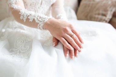 kadınların elleri düğün ve damat beklentisiyle dizlerinin üzerine katlanmış