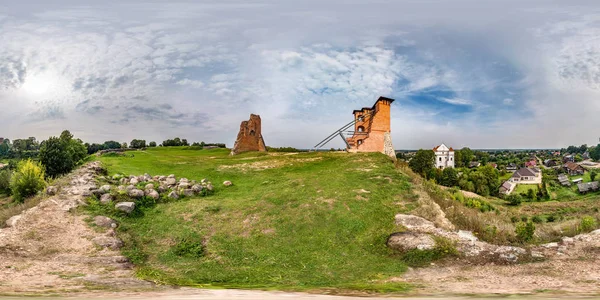 Χωρίς συγκόλληση σφαιρικό HDRI πανόραμα 360 μοιρών θέα σε υψηλή πλαγιά κοντά σε τείχος ερειπωμένο κάστρο του Μεγάλου Δουκάτου του Λιθουανιανάιν με θέα το χωριό από την οροορθογώνια προβολή, για περιεχόμενο VR — Φωτογραφία Αρχείου