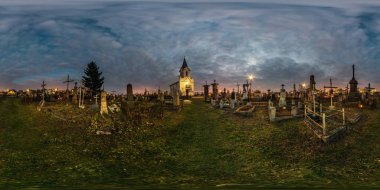 Grodno, Beyaz Rusya - Ağustos, 2018: zenith, Vr içeriği ile equirectangular projeksiyon mezar taşları ve anıtlar ile eski mezarlık üzerinde tam sorunsuz küresel hdri gece panorama 360 derece açı görünümü