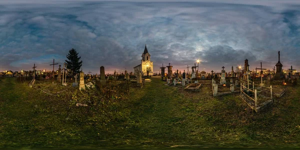 GRODNO, BELARUS - AGOSTO, 2018: panorama esférico completo de noche hdri 360 grados vista angular en el cementerio viejo con lápidas y monumentos en proyección equirectangular con cenit, contenido VR — Foto de Stock