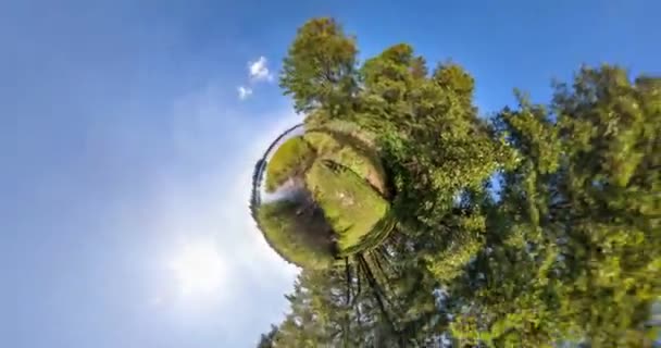 没有Vr 小星球变换与空间曲率 森林砾石路上全飞的全景图的抽象扭转和旋转 坠落无人机 — 图库视频影像