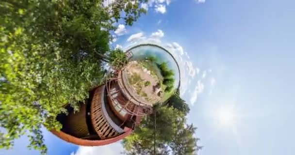 Pas de VR. Petite planète Transformation avec courbure de l'espace. Torsion abstraite et filature d'un panorama complet du paysage en forêt près du lac. chute drone 